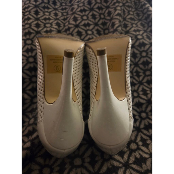 Women's Delicious White Perforated Pointed Toe Stiletto Heels Size 6 - Picture 2 of 7